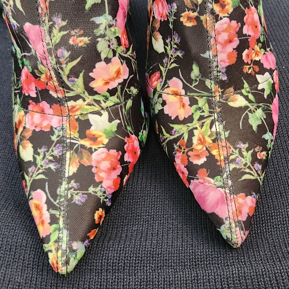 Steve Madden Lombard Sock Bootie w/pointed toe & 4" covered heel Size 5.5M - Picture 2 of 7